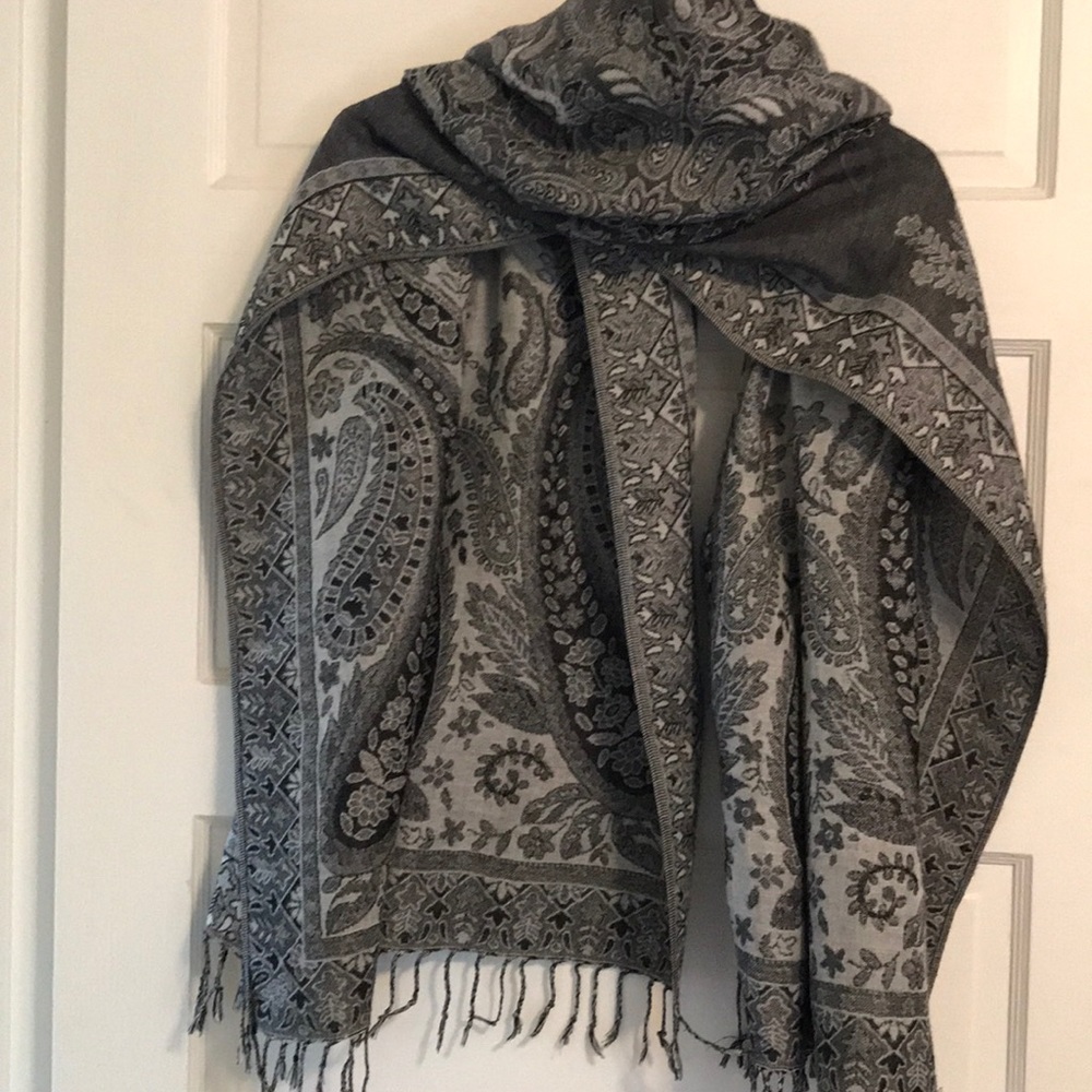 Gray and black shawl/scarf